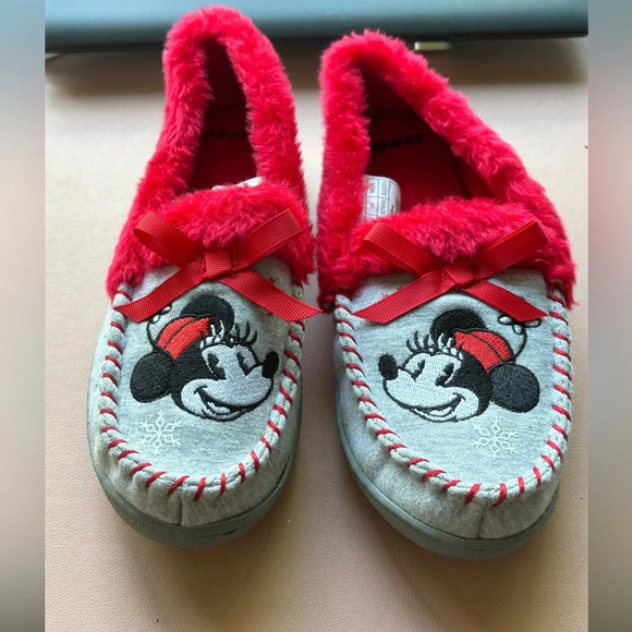 Disney's Christmas Minnie Mouse Women's Moccasin Slippers 5/6 like new - Picture 1 of 8